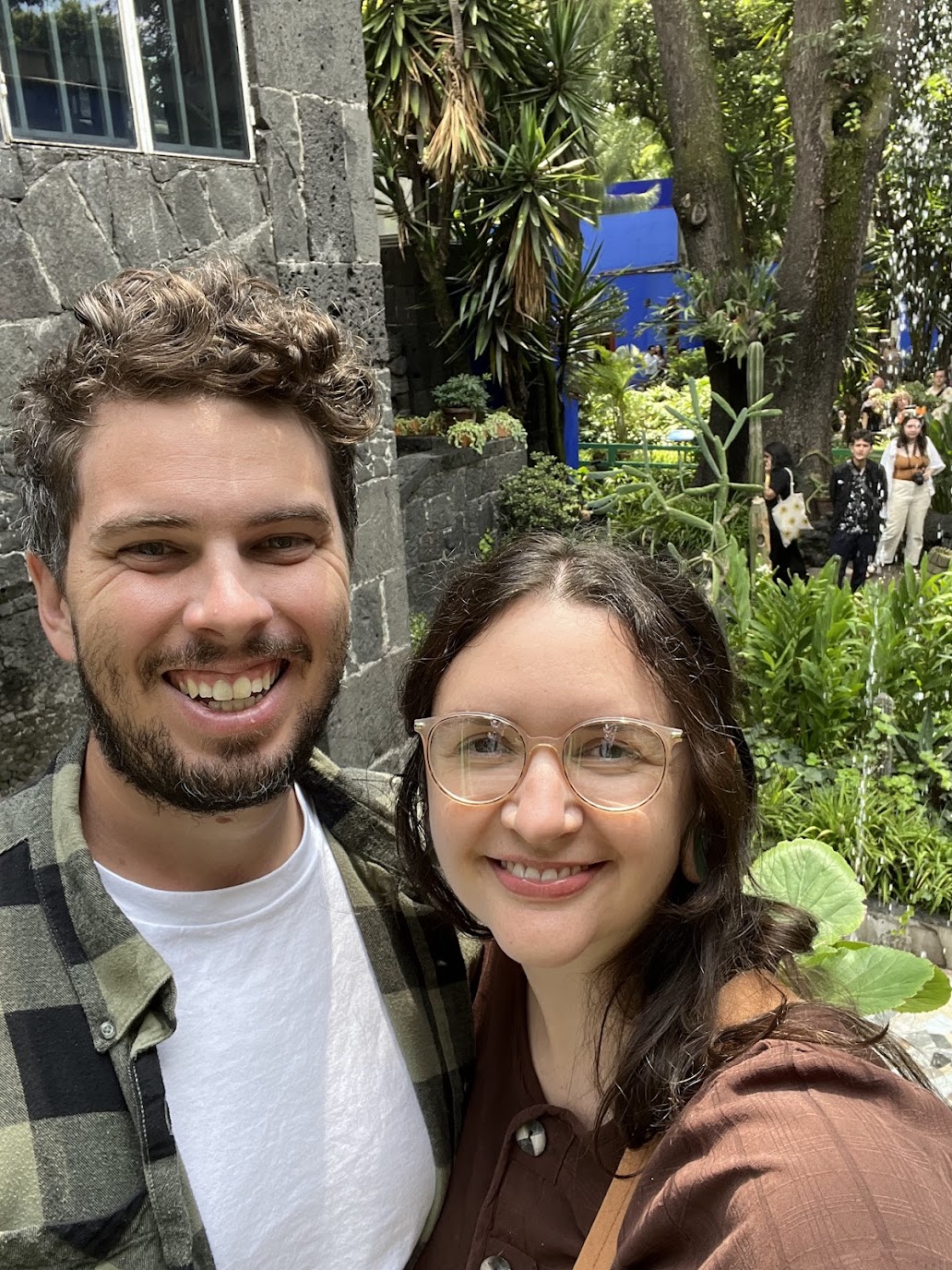 Jason and Ashley in front of the foundtain at the Frida Kahlo museum